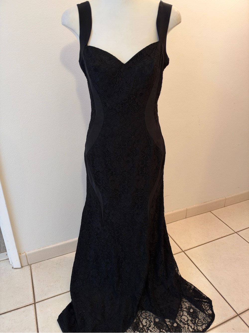 Monique Lhuillier Black Lace Sweetheart Maxi Gown